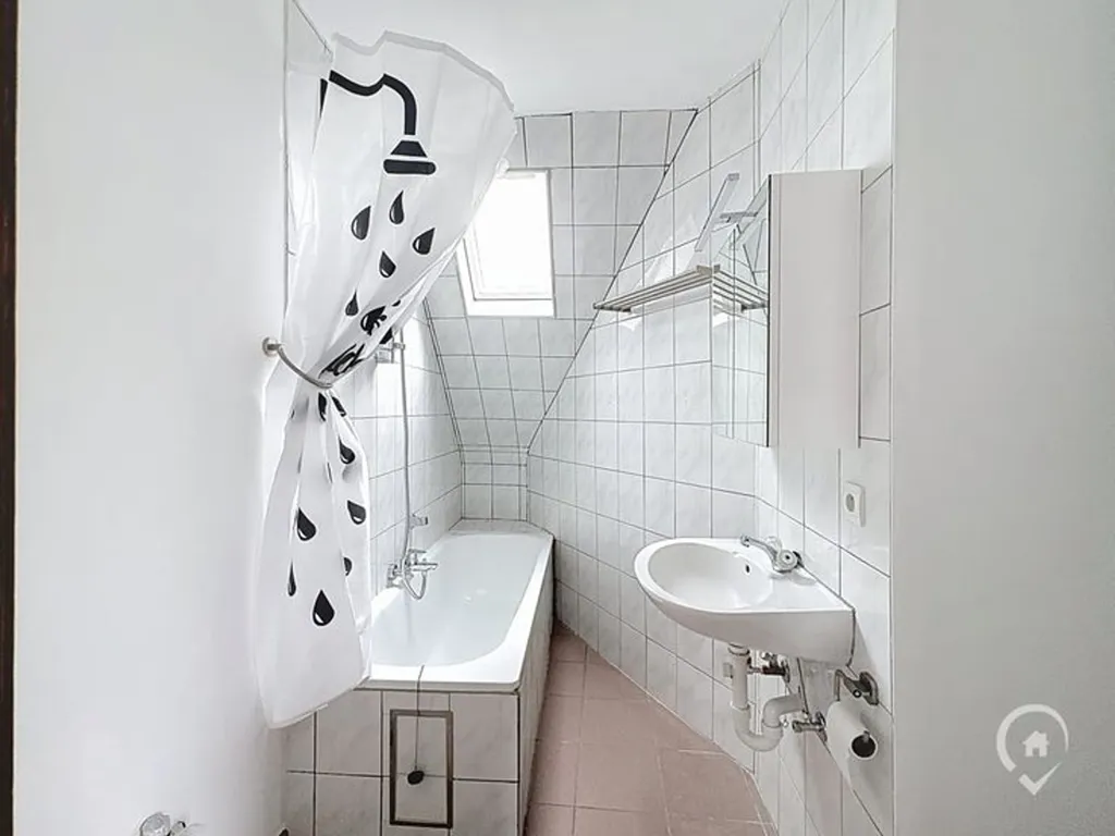 Salles de bain - Appartement Duplex Rénové avec Châssis Double Vitrage à Jambes
