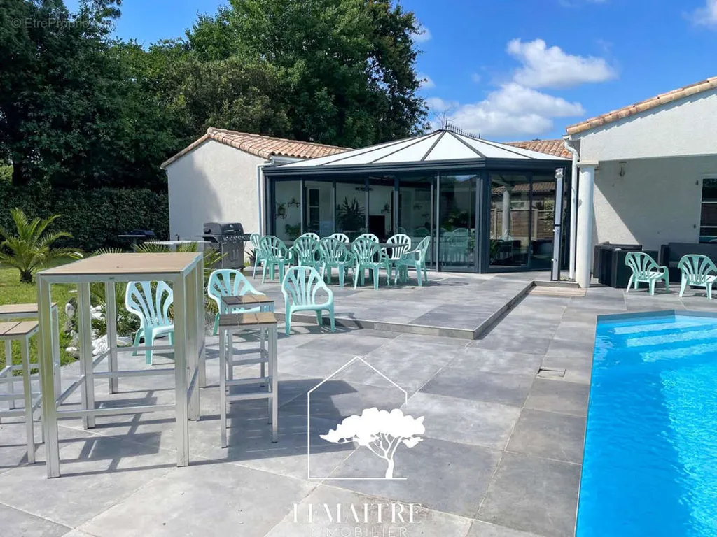 Piscine - Maison Contemporaine avec Piscine aux Mathes
