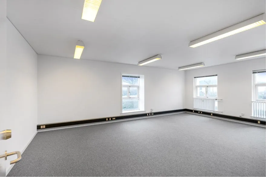 Bureau - High-Ceiling Warehouse with Office in Ringsted