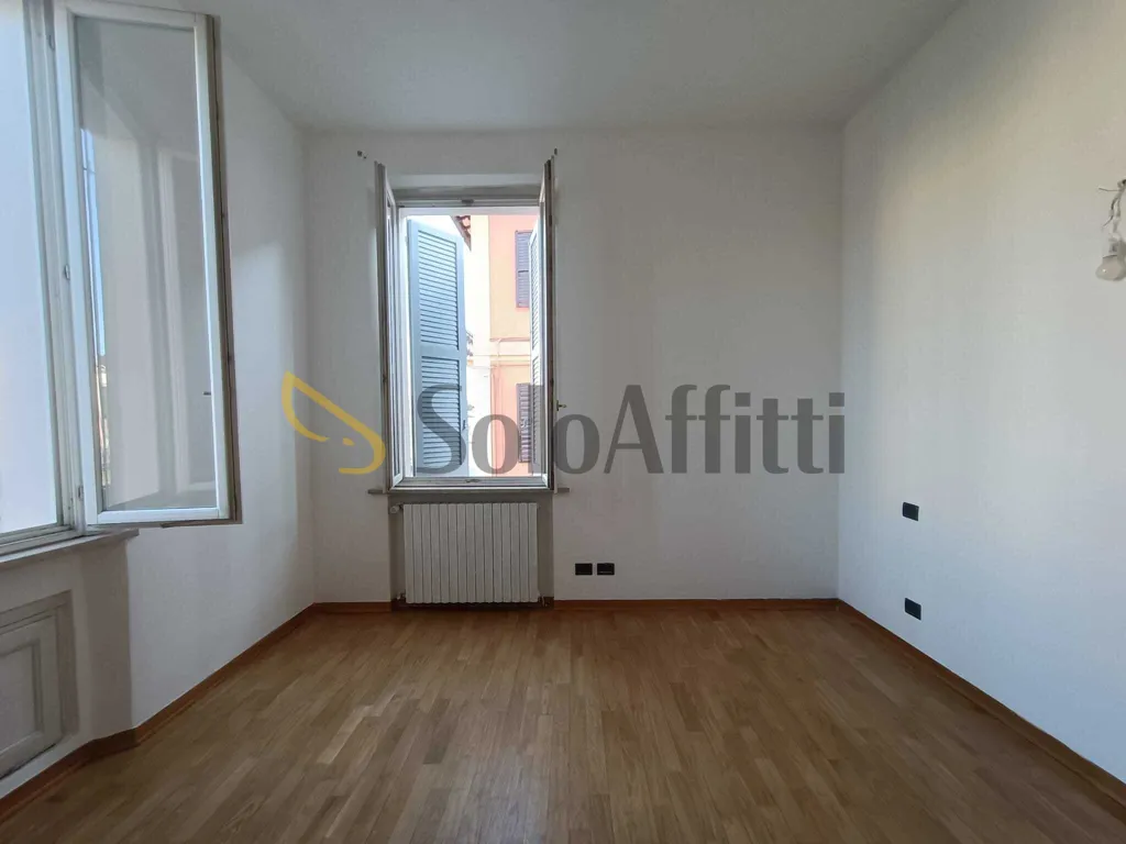 Rooms - Three-Bedroom Flat with Balcony in Central Location