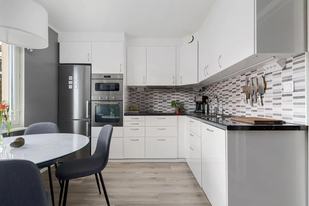 Cuisine - Corner Flat with South-West Balcony in Tullinge