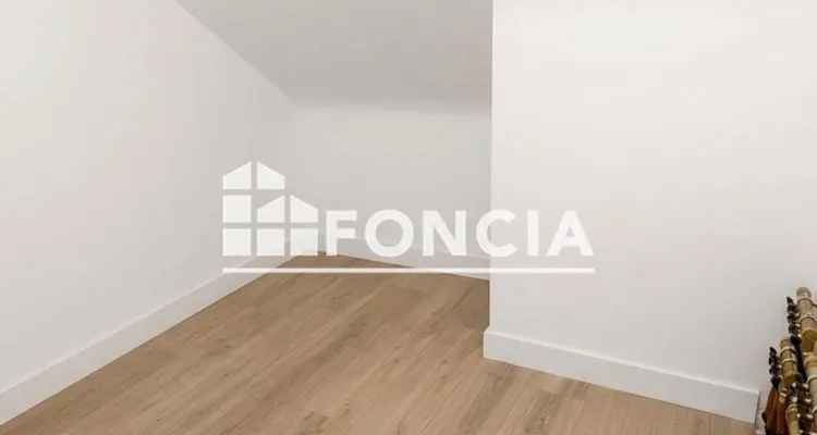 Toad - Contemporary House with Garage in Crach