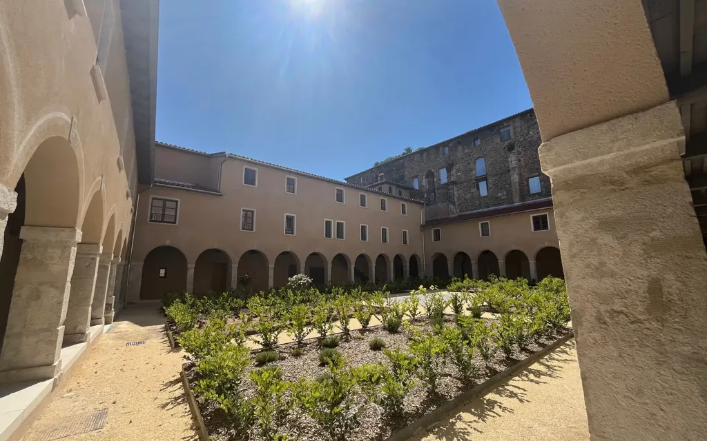 Garden - Renovated Apartment with Balcony in Vienne