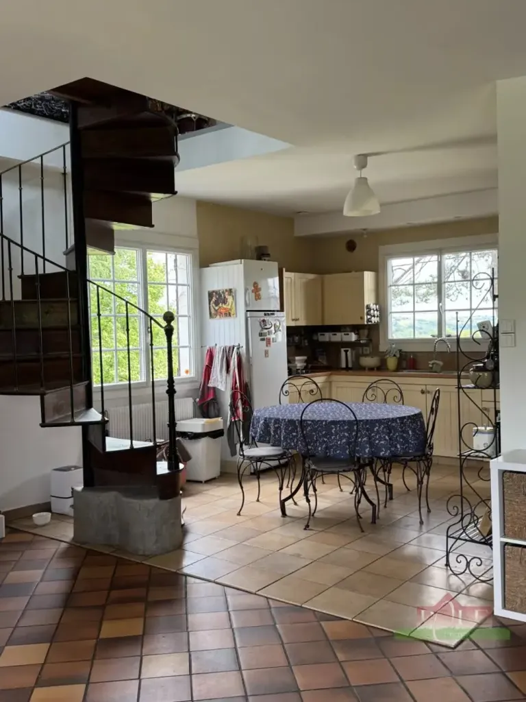 Salle à manger - Villa de 9 Pièces avec Piscine à Vienne