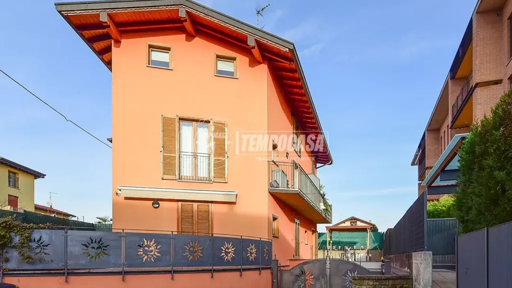 Exterior - Bilocale with Garden and Box in Cantù
