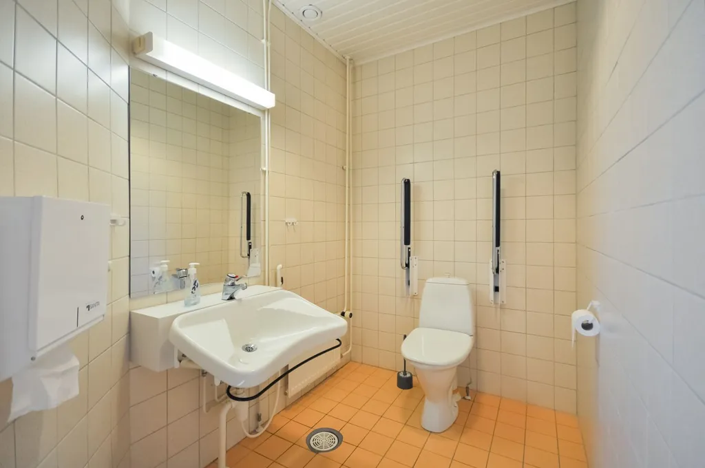 Salles de bain - Commercial Space with District Heating in Ylitornio