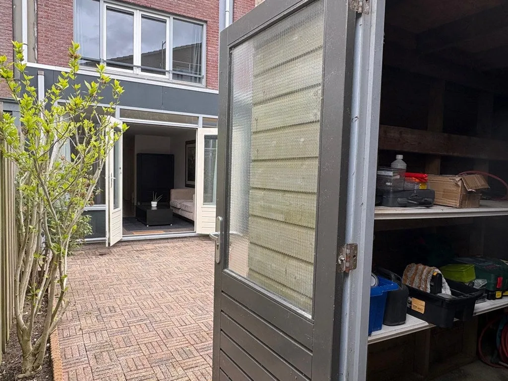 Aed - Renovated Townhouse with Backyard in Osdorp