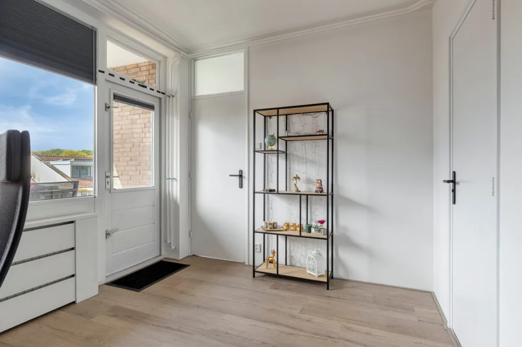 Bureau - Modern 3-Bedroom Flat with Balcony in Rotterdam