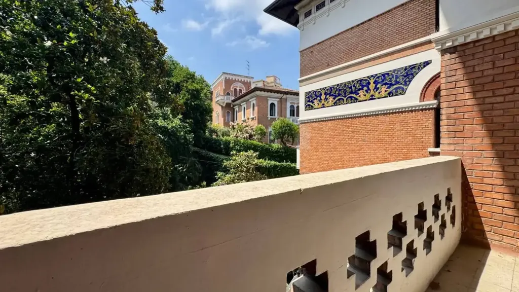 Balcone - Classic-Style Trilocale with Courtyard View in Ancona