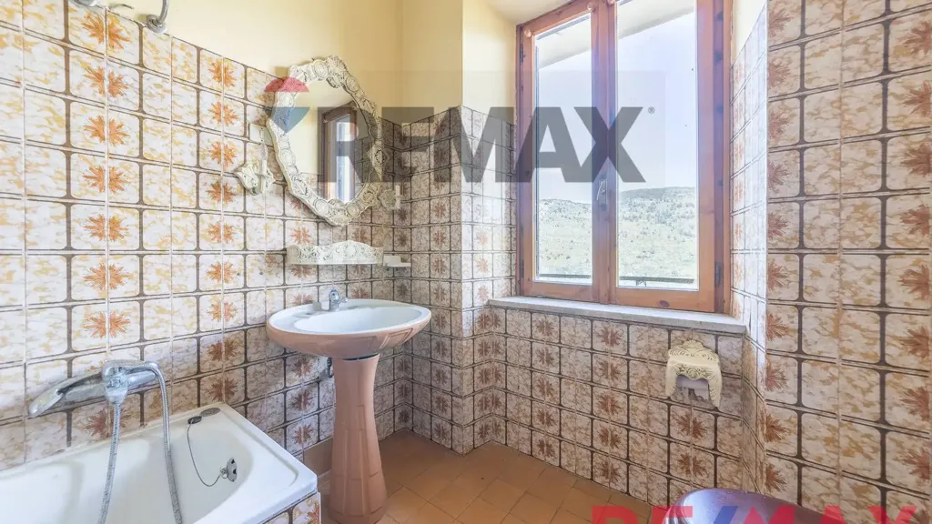 Salles de bain - Apartment with 50m² Cellar in Sonnino