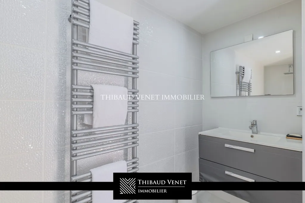 Salles de bain - Propriété Contemporaine avec Piscine à 10 min de Vienne