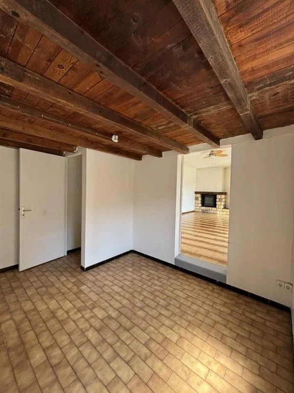 Pièces - Maison de Village avec Garage à Proximité