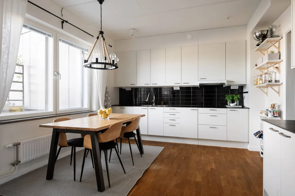 Köök - Apartment with Double Balconies in Sundbyberg