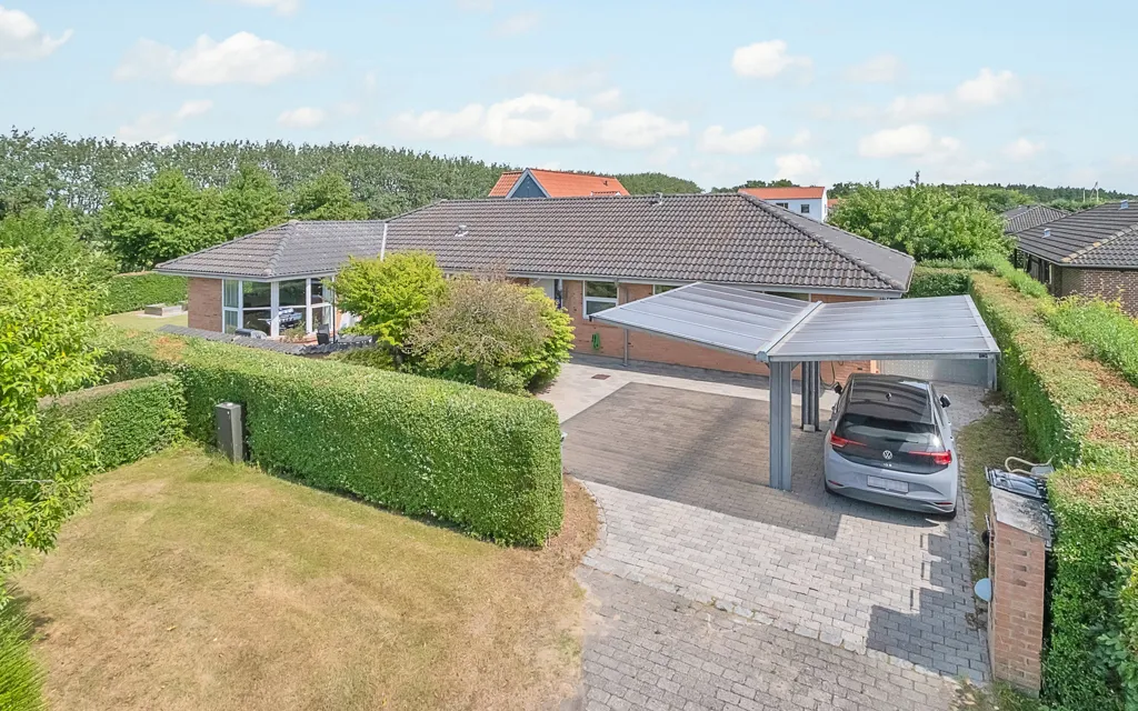 Õhuvaade - Spacious Villa with Garden in Skæring