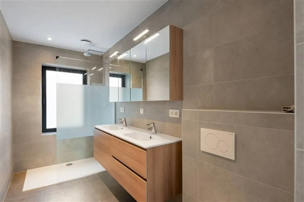 Salles de bain - Maison Énergétique avec Terrasse à Deurne