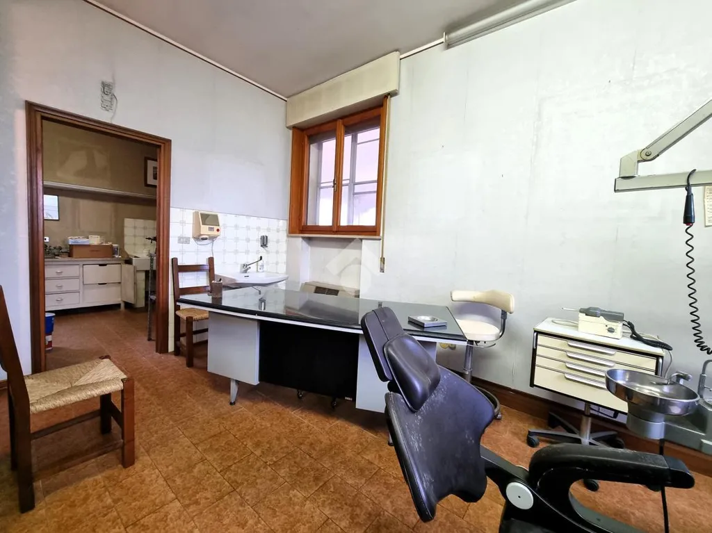 Bureau - Villa with Garden in Borgo Virgilio