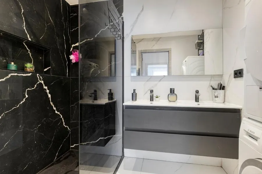 Salles de bain - Appartement avec Garage dans Zone Résidentielle à Deurne