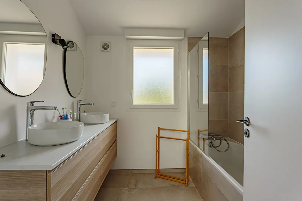 Salles de bain - Maison Contemporaine avec Piscine à Labenne