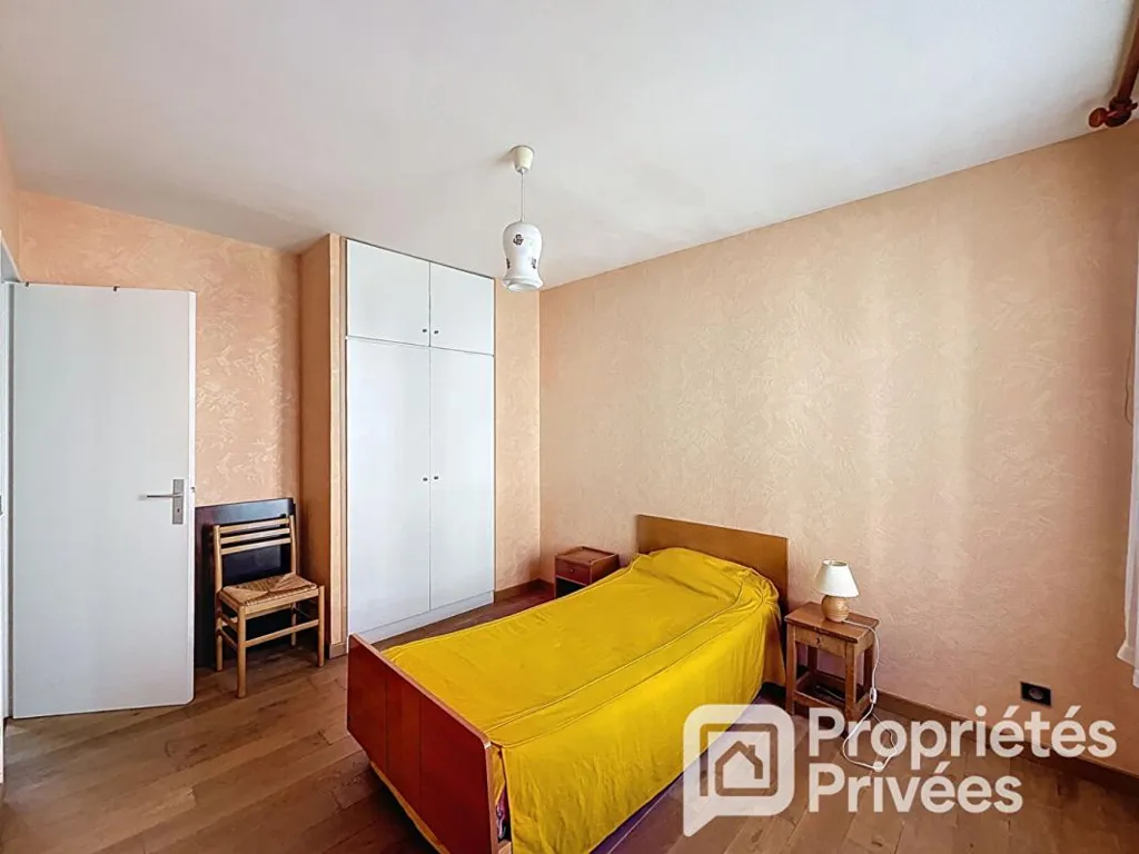 Chambres - Maison de 5 Pièces avec Garage à Châtillon
