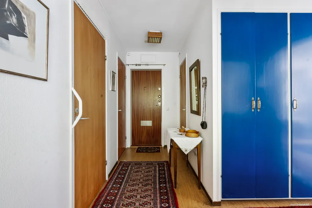 Esik - Corner Apartment with Sunny Balcony at Karlaplan