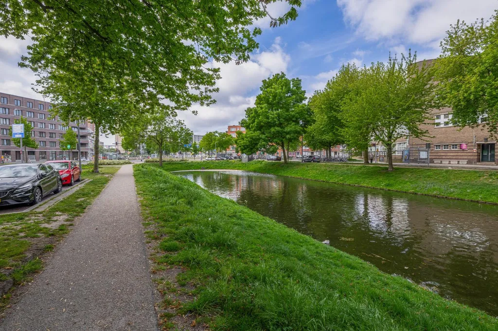 3-Bedroom Gallery Flat with Balcony in Rotterdam South