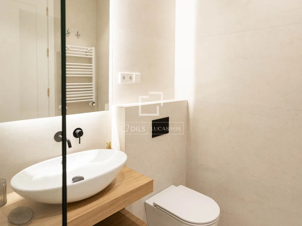 Bathrooms - Luxury Flat with High Ceilings in Salamanca