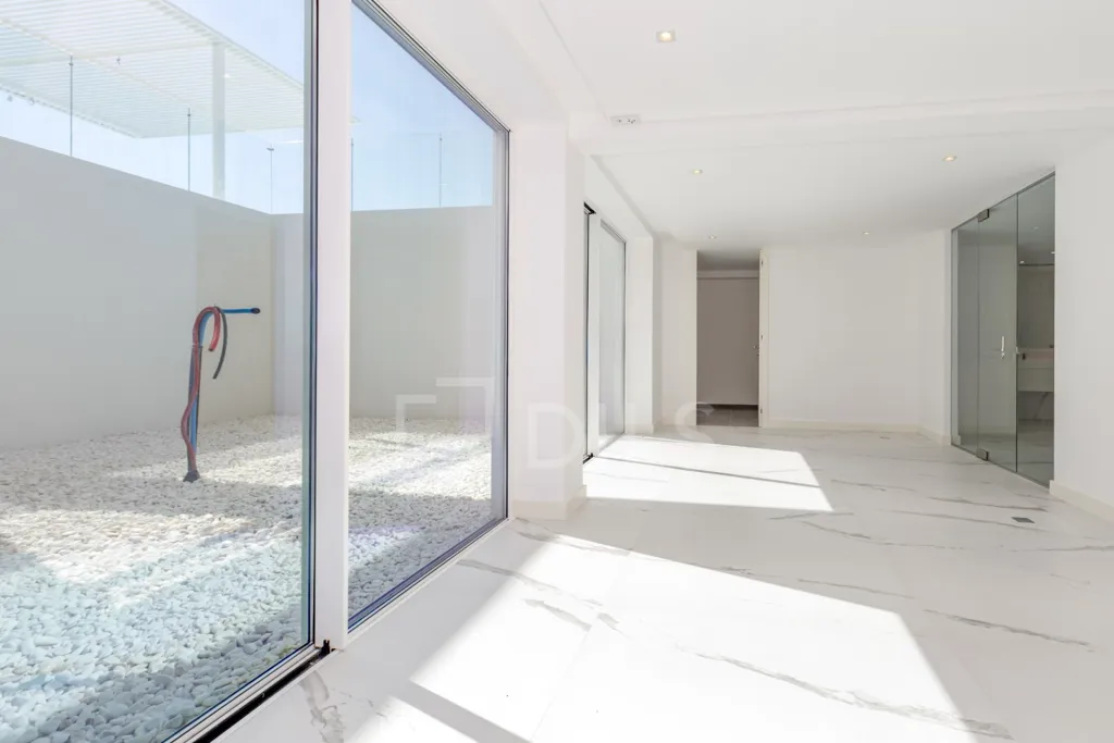 Hallway - Contemporary T5 with Pool in Loulé