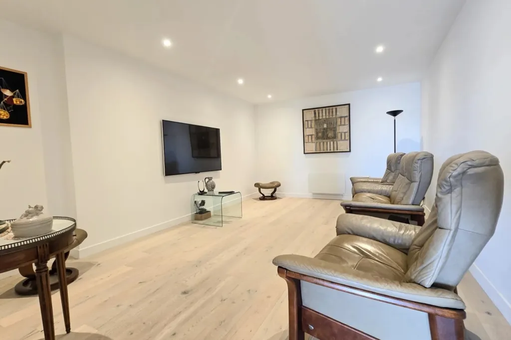 Séjour - Appartement de 4 Pièces avec Terrasse Panoramique à Mandelieu