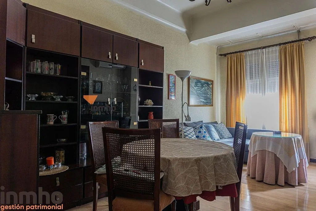 Salle à manger - 2-Bed Apartment with Lift in Ensanche Centro