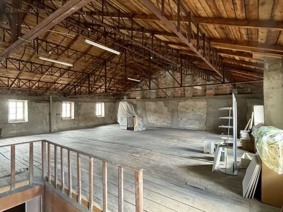 Pièces - Ensemble Commercial et Habitation avec Grange à Randan