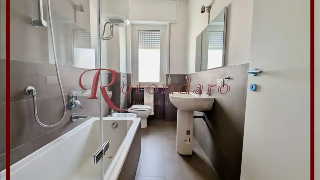 Salles de bain - Fully Furnished Triplex in Milan