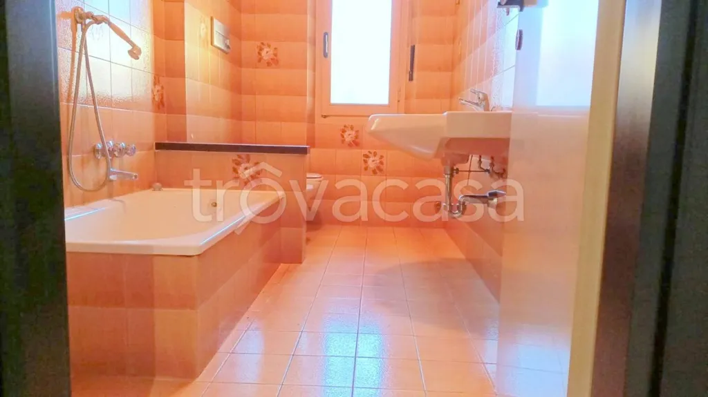 Salles de bain - Apartment with Balcony Veranda in Fossano