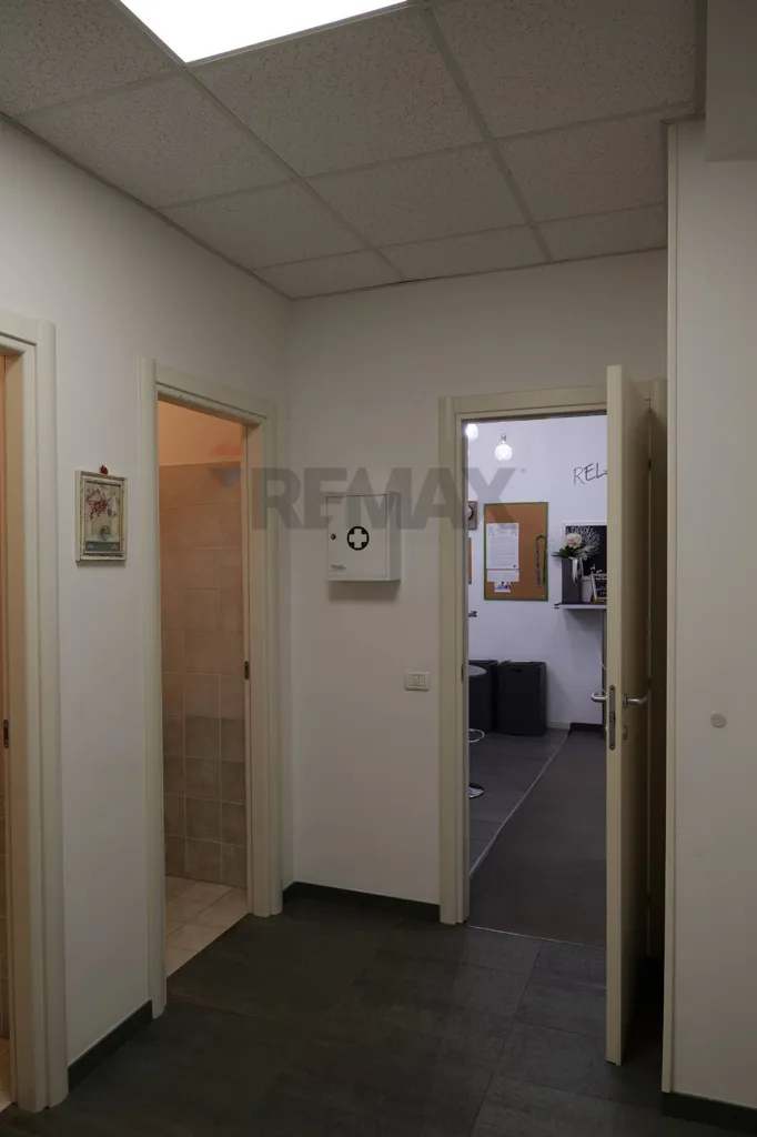 Hallway - Professional Space with Parking in Rovereta
