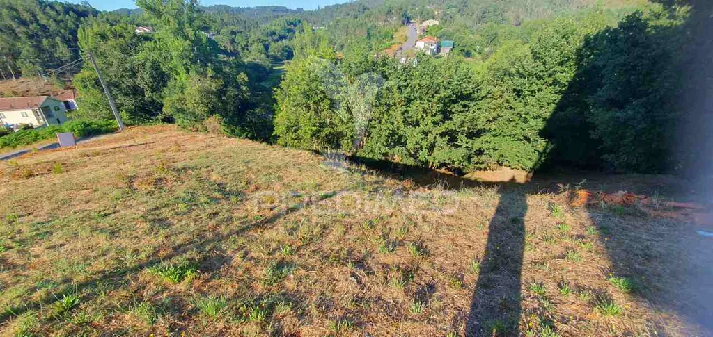 Aed - Urban Plot with River View in Lever