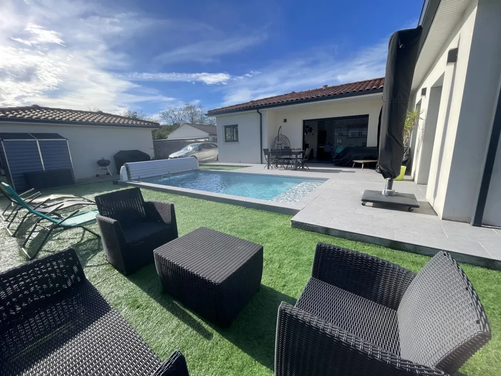 Piscina - Contemporary Villa with Pool in Villate