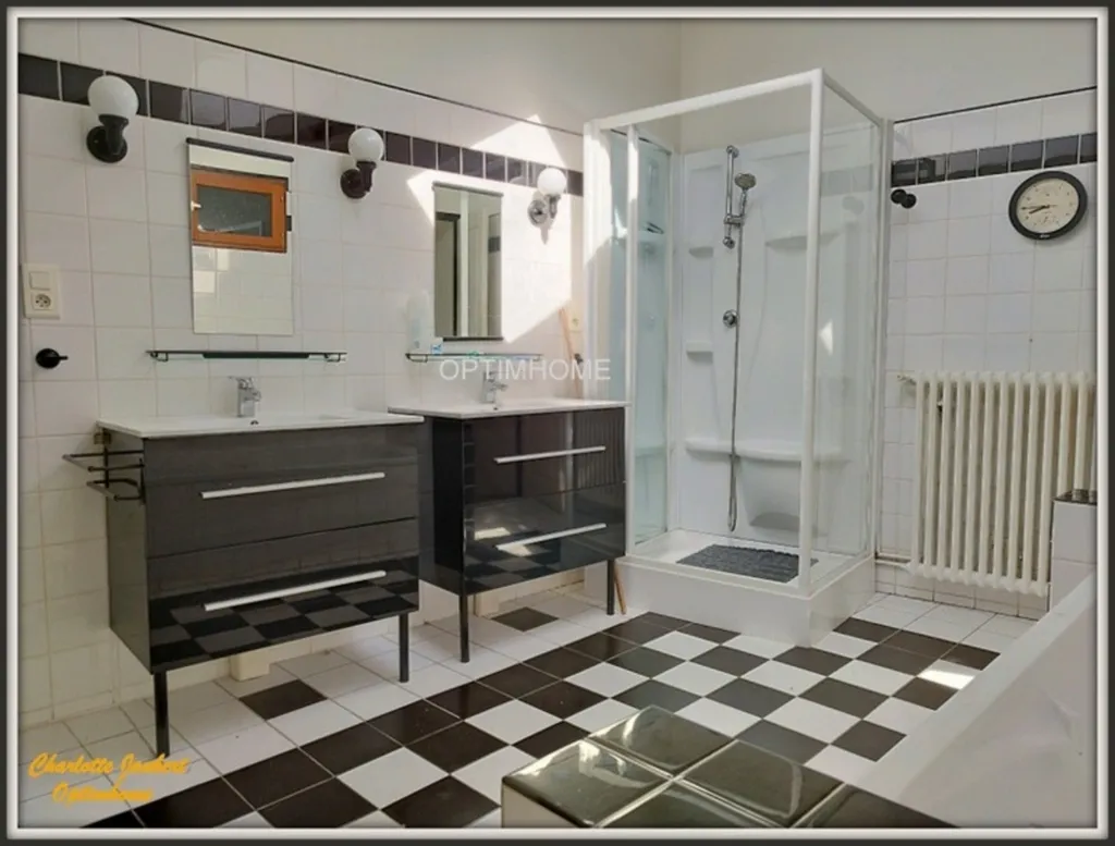 Salles de bain - Maison en Pierre avec Jardin à Chalais