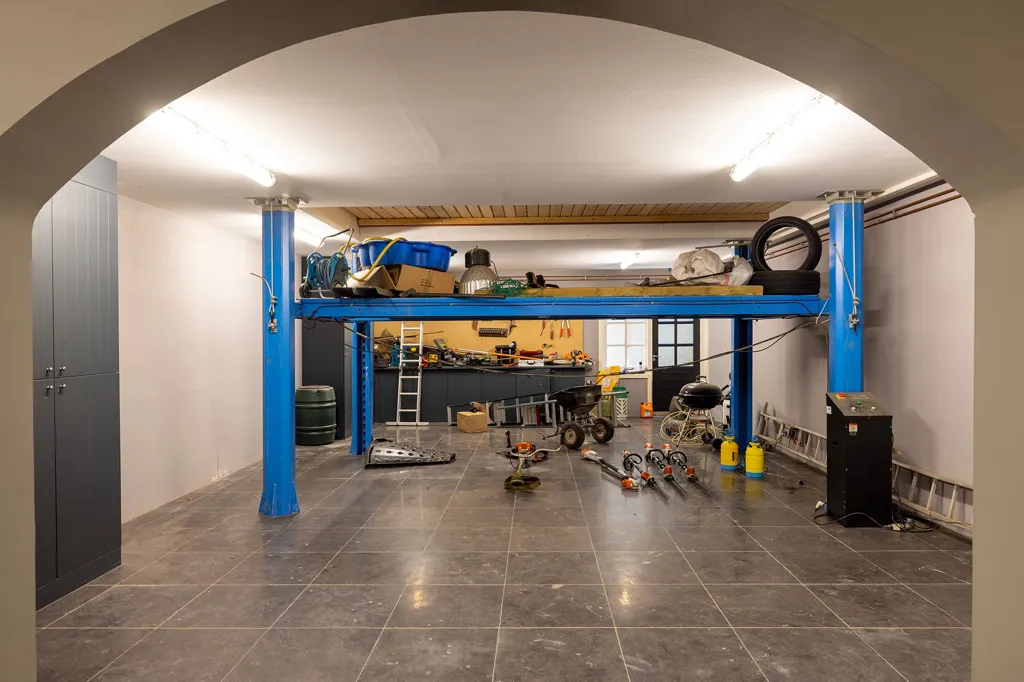 Garage - Rietgedekt Landhuis with Pool in Hierden