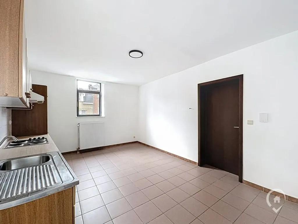 Cuisine - Appartement Duplex Rénové avec Châssis Double Vitrage à Jambes
