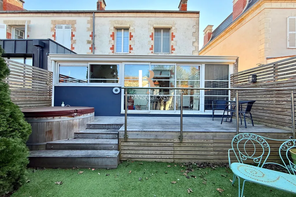 Character House with Jacuzzi in La Rochelle