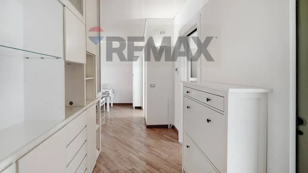 Entrée - Restored Two-Bedroom in Sesto San Giovanni