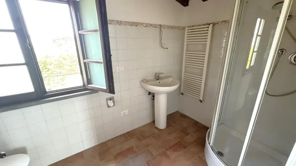 Salles de bain - Rustic-Style Penthouse with Panoramic Views in Cascina