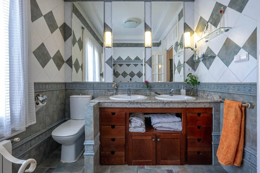 Bathrooms - Historic Palatial House with Pool in Ogíjares