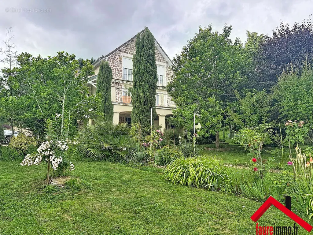 Garden - House with Garden and Terrace in Objat