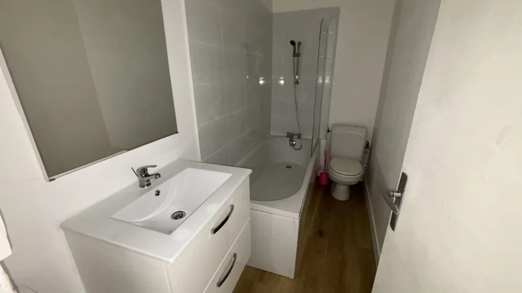 Salles de bain - Studio avec Cuisine Équipée à Orléans