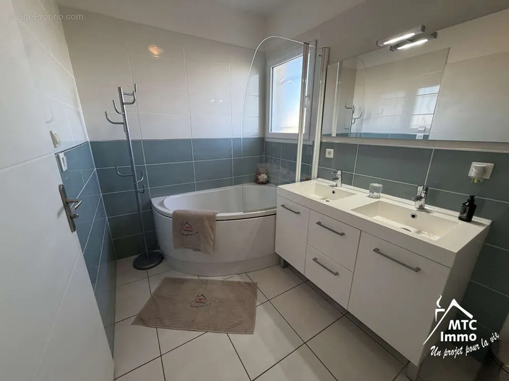 Salles de bain - Maison Contemporaine avec Piscine et Entrepôt à Loyettes