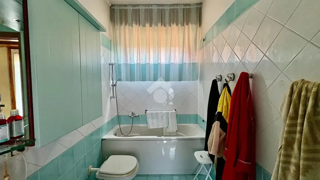 Salles de bain - Central Bifamily Villa with Terrace in Adro
