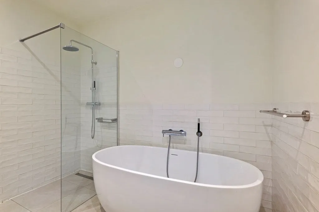 Salles de bain - Spacious Apartment with Garden in Helmerbuurt