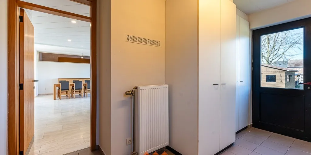 Esik - Open-plan House with Double Garage in Bentille