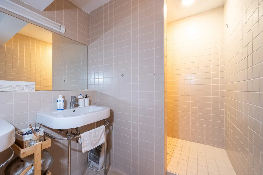 Salles de bain - Appartement Moderne avec 3 Chambres à Wommelgem