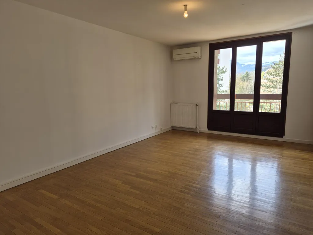 Pièces - Appartement T4 avec Balcon en Copropriété à Paris